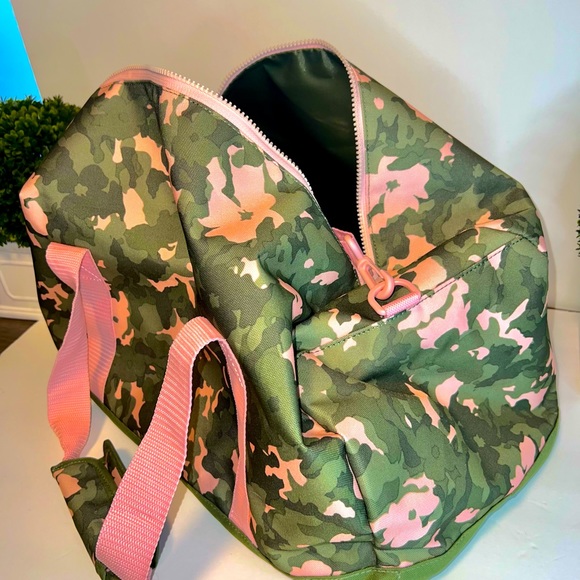 NEW GIRL’S/JUNIORS CAMO/PINK DUFFLE BAG - Picture 3 of 6